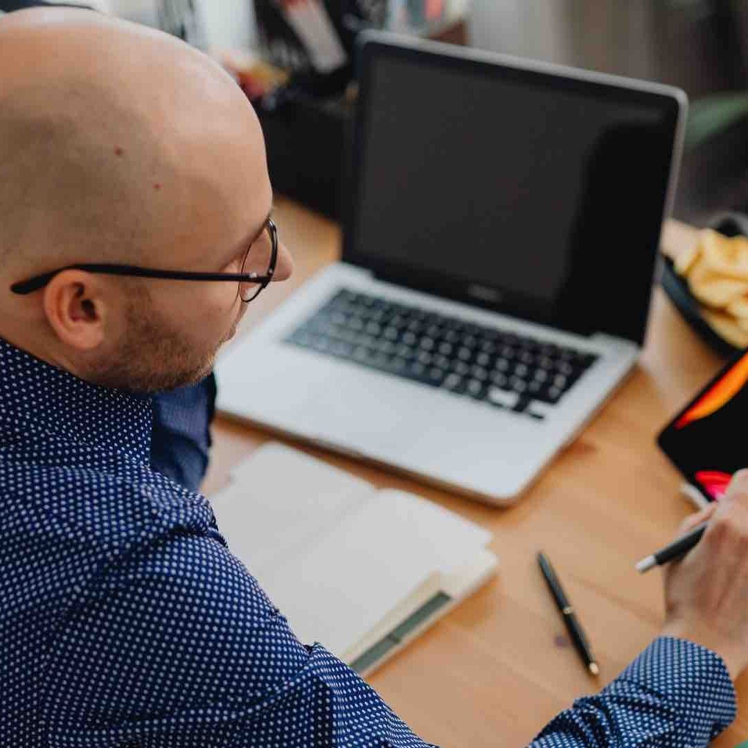 Harvard tiene una plataforma virtual que se llama Edx y es para impartir las carreras y cursos