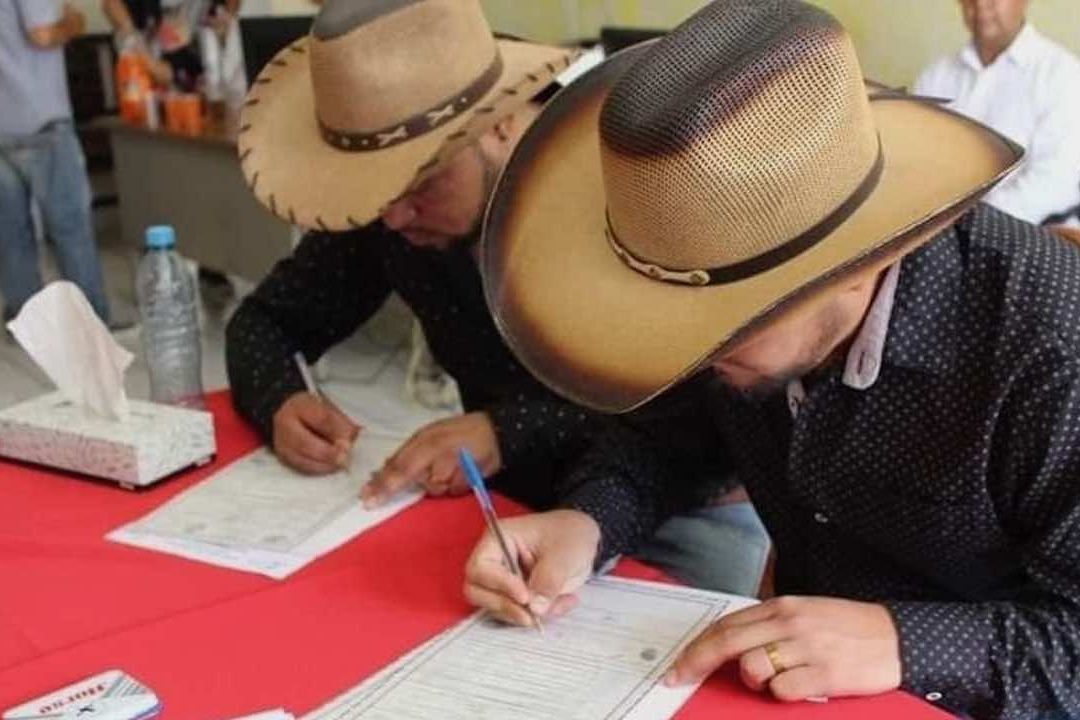 Compadres se Enamoran, Dejan a Sus Esposas y se Casan