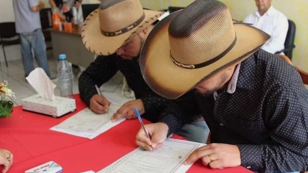 Compadres se Enamoran, Dejan a Sus Esposas y se Casan