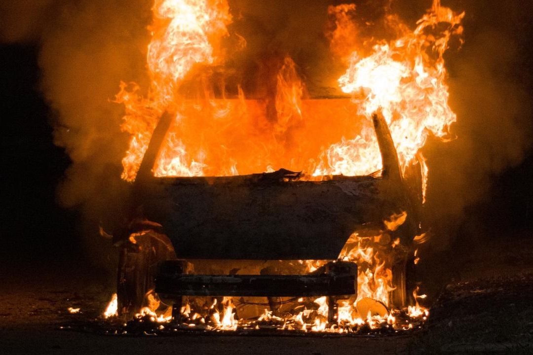 Incendio Consume Auto en Fraccionamiento de Chetumal