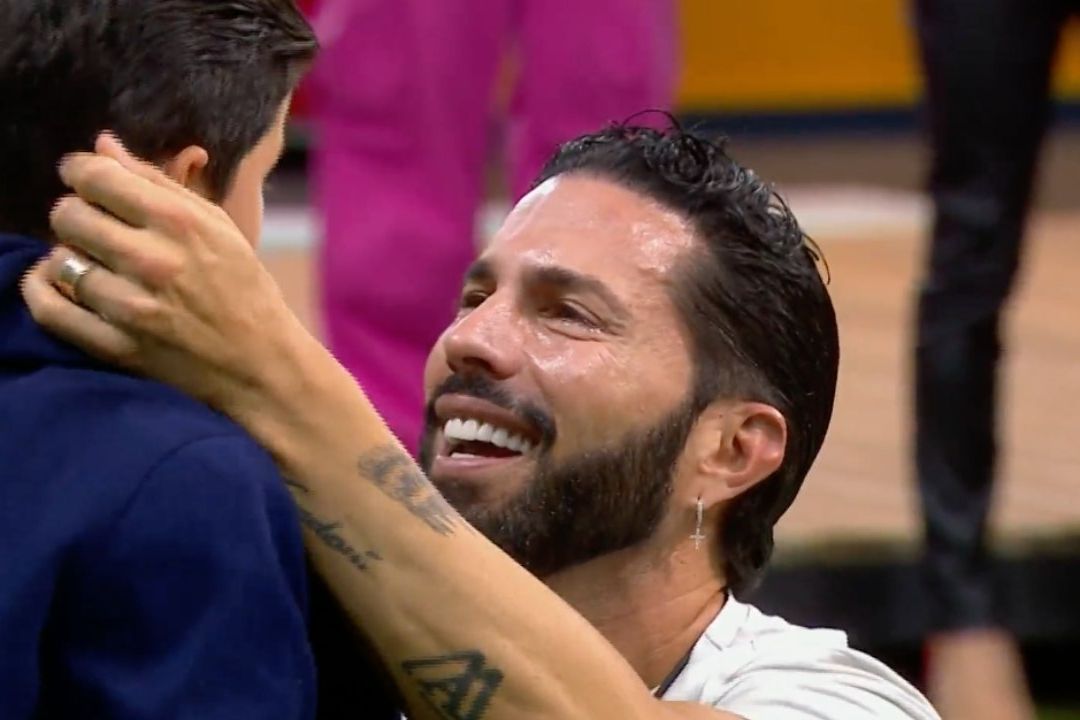 Poncho Recibe Visita Inesperada en La Casa de los Famosos