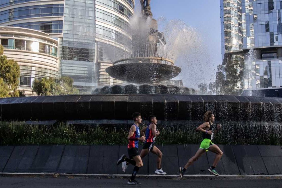El Medio Maratón 2023 inició en punto de las 5:55 de la mañana y finalizará alrededor de las 9:00 horas.