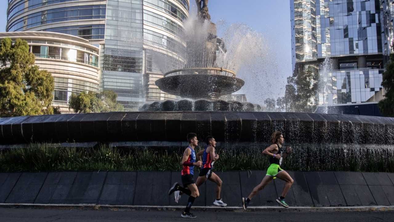 El Medio Maratón 2023 inició en punto de las 5:55 de la mañana y finalizará alrededor de las 9:00 horas.