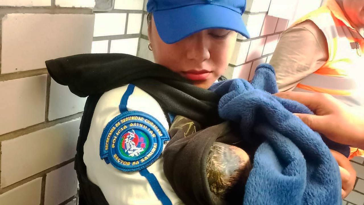 Mujer de 17 años da a luz a un niña en la estación Acatitla de la Línea A del Metro CDMX