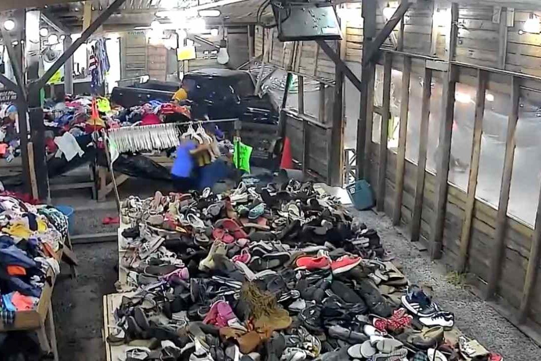 Camioneta Choca contra Puesto de Ropa de Paca; Muere un Niño