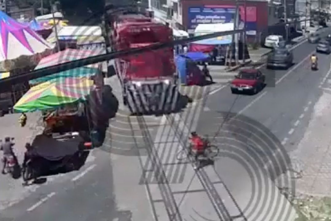 Ciclista Intenta Ganarle el Paso a Tren en Tlaxcala