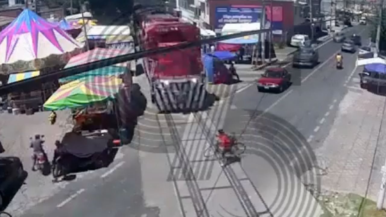 Ciclista Intenta Ganarle el Paso a Tren en Tlaxcala