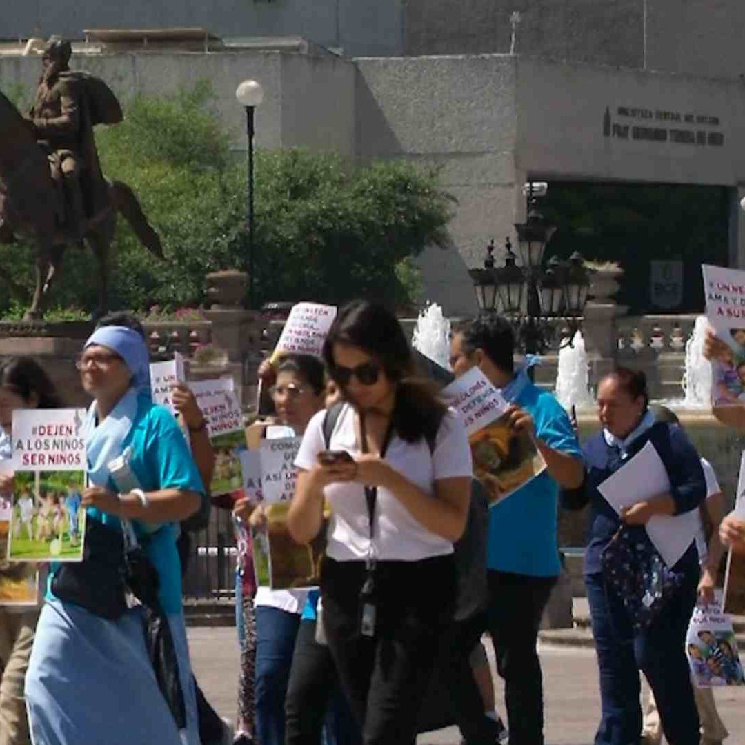 No al Aborto; Civiles Marchan en Favor de La Vida