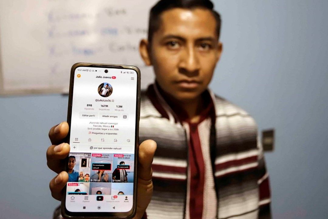 El maestro Julio Hernández Juárez se hizo viral para enseñar el idioma náhuatl en TikTok y así evitar que se pierda la lengua indígena