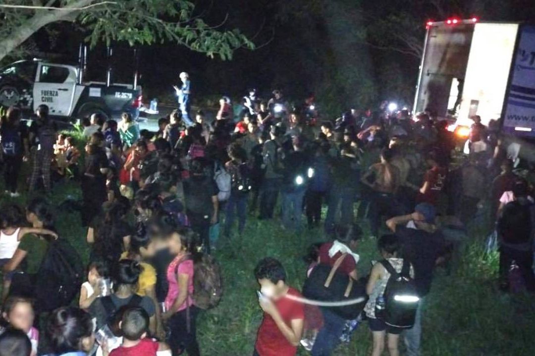 Polleros Medican a 200 Migrantes Para No Orinar y los Abandonan en Tráiler