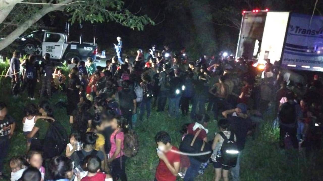 Polleros Medican a 200 Migrantes Para No Orinar y los Abandonan en Tráiler