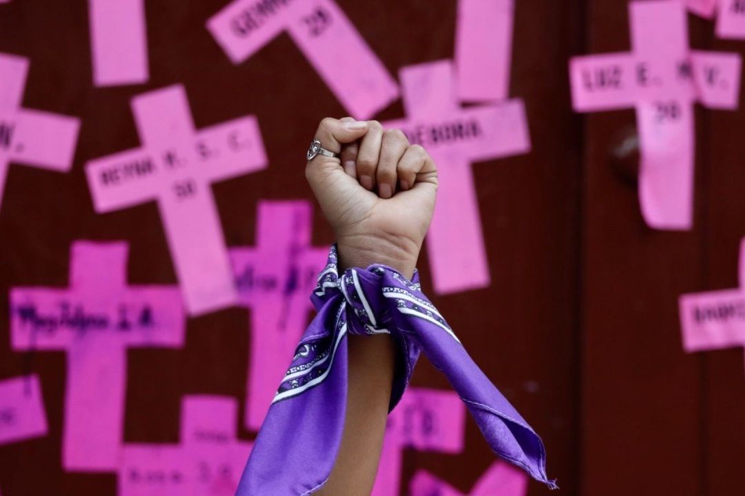 El feminicidio es el asesinato de mujeres por razones de género y sucede en México y el mundo