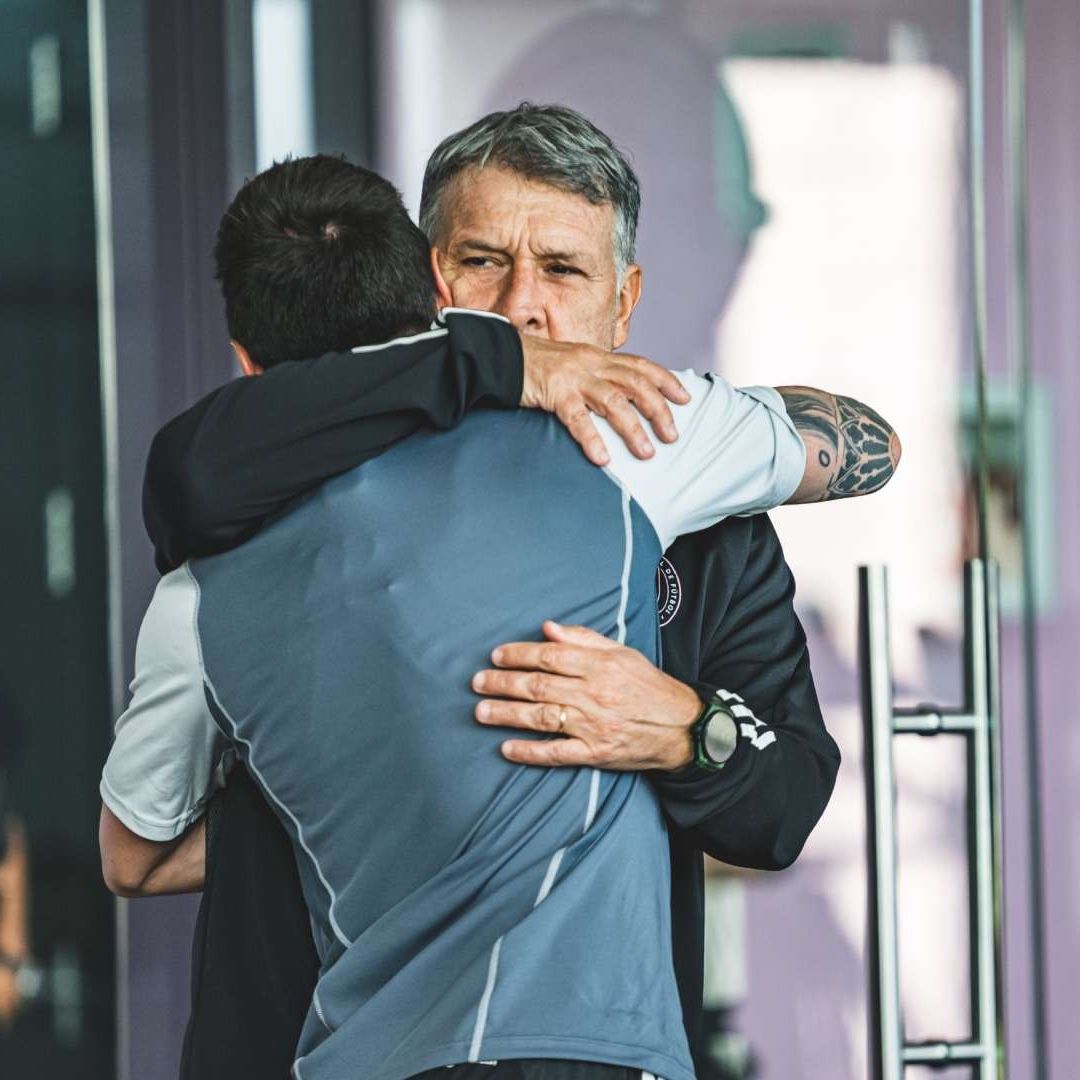 Gerardo Martino abraza a Messi durante su reencuentro, en las instalaciones del club Inter Miami
