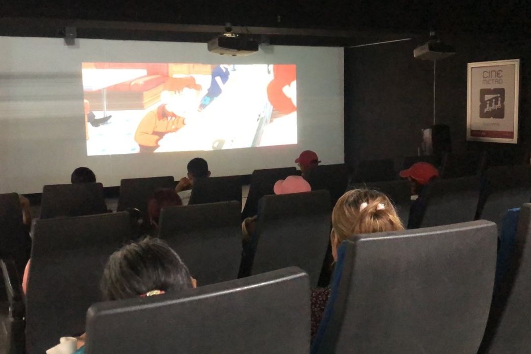 El cine de la estación Zapata de la Línea 12 del Metro ofrece una opción de entretenimiento al proyectar algunas cintas durante estas vacaciones