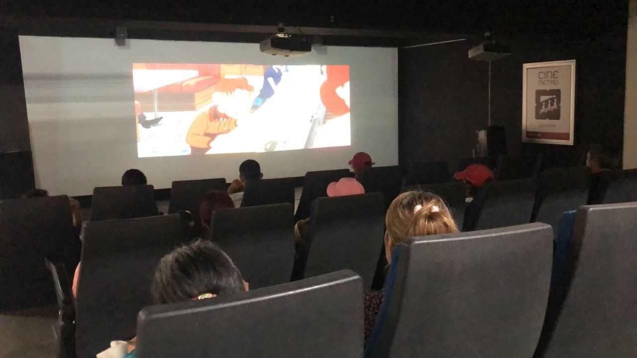 El cine de la estación Zapata de la Línea 12 del Metro ofrece una opción de entretenimiento al proyectar algunas cintas durante estas vacaciones