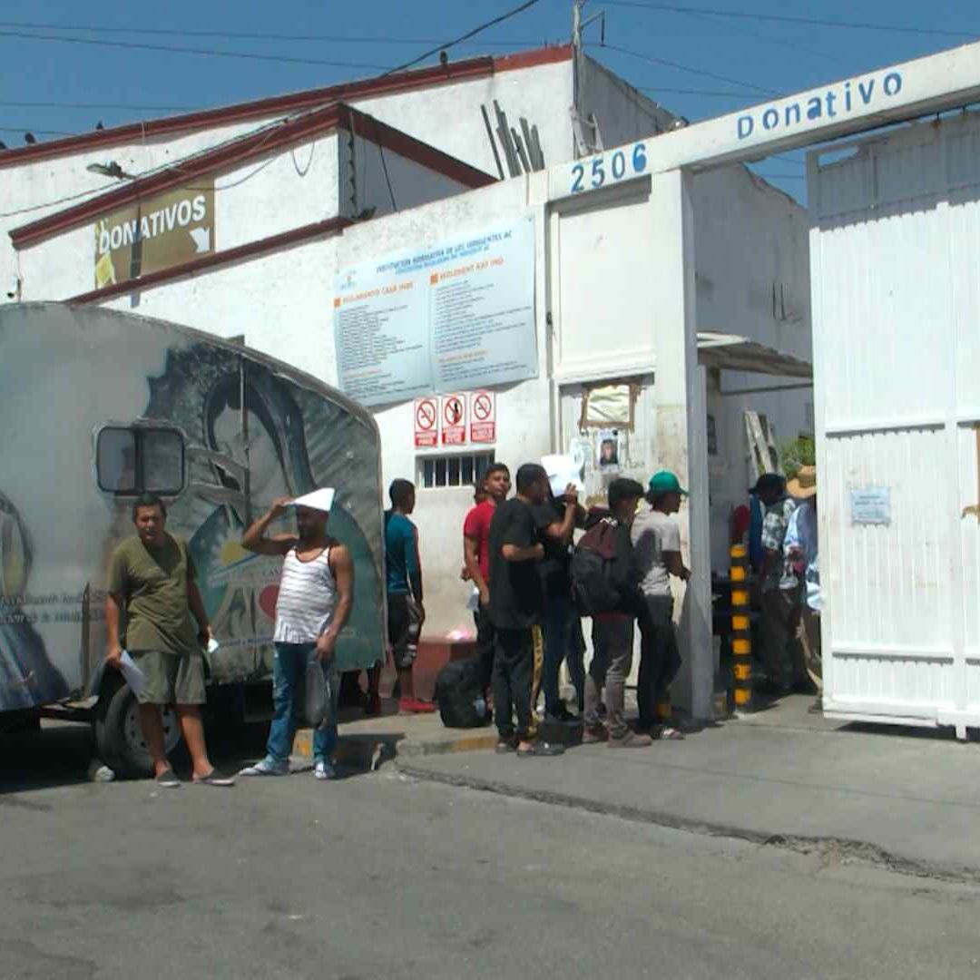 Familias de migrantes llegan con algún grado de deshidratación a Casa INDI en Monterrey, NL