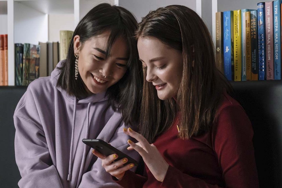 Usuarios de TikTok están usando el término beige flag para referirse a comportamientos extraños pero comunes de sus parejas y amigos