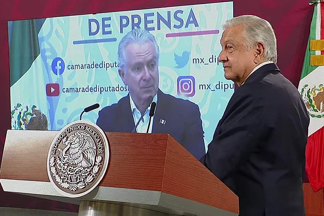 AMLO dice que nunca ha atacado a Creel por el color de su piel o sus ojos
