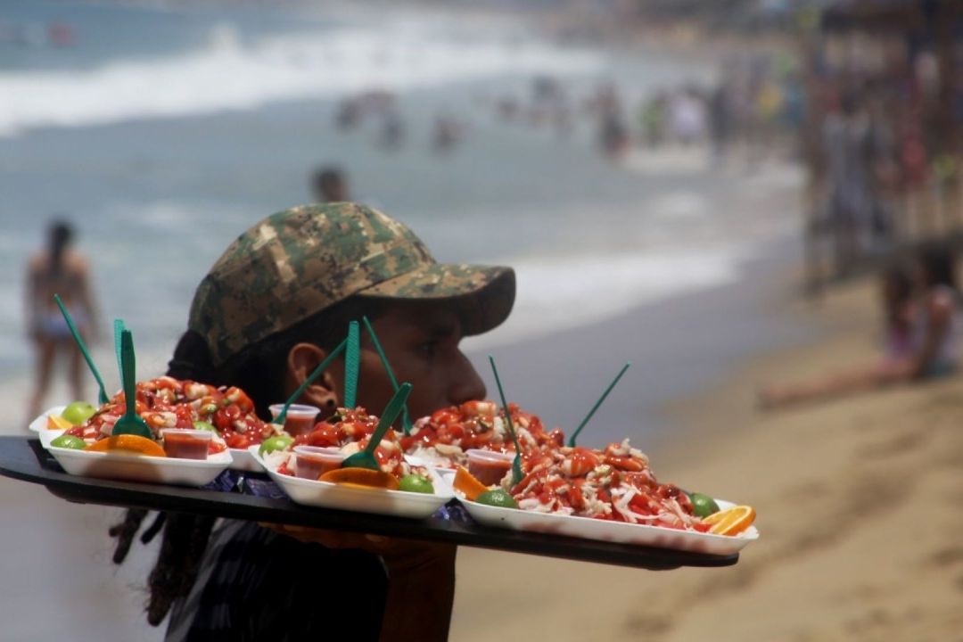 Agobian Vendedores a los Turistas en las Playas de Acapulco