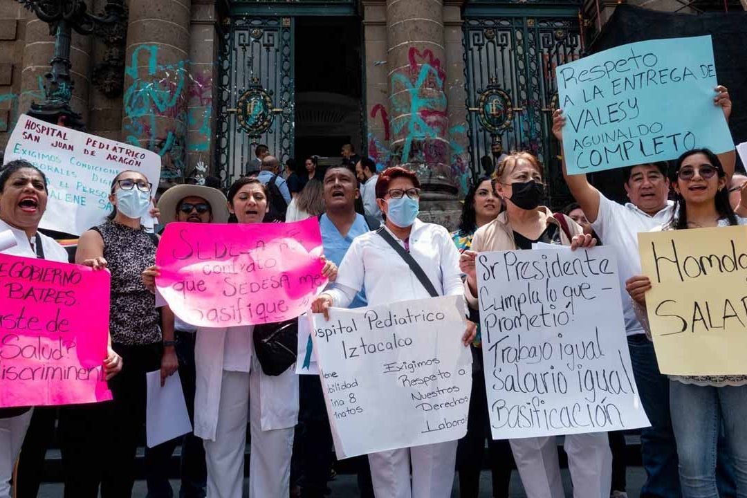 Médicos inconformes con paso al IMSS- Bienestar realizan protestas