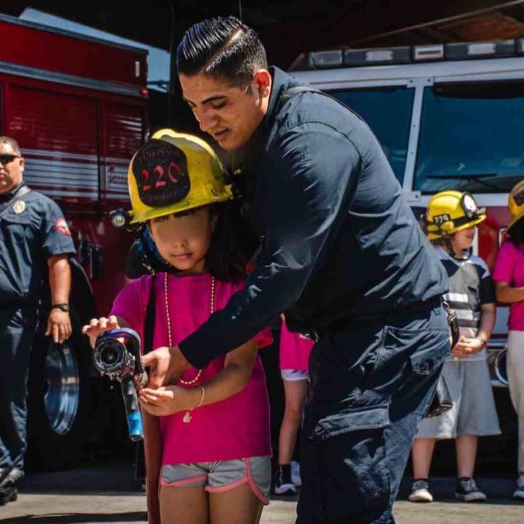 Sofia comparte su cumpleaños junto a los Bomberos de Tijuana