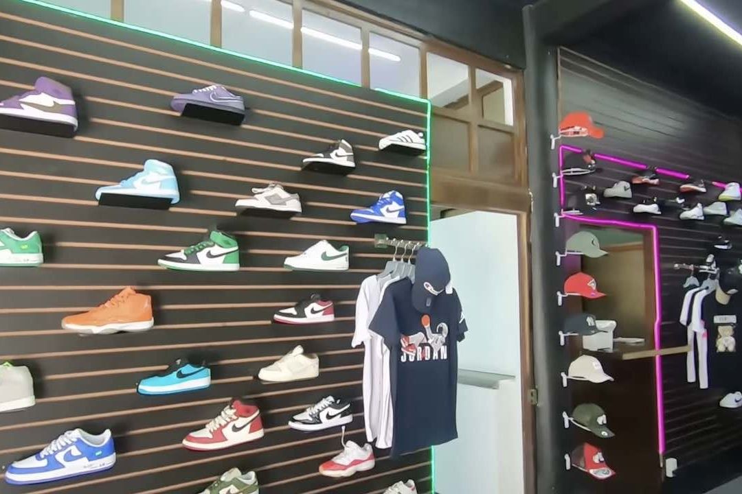 Para el regreso a clases una gran opción es la bodega secreta de tenis, con pares de gran variedad de precios