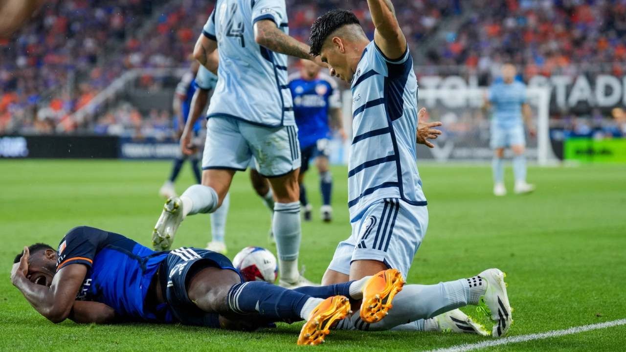 Expulsan a Alan Pulido por Dar Cabezazo a Rival en la Leagues Cup