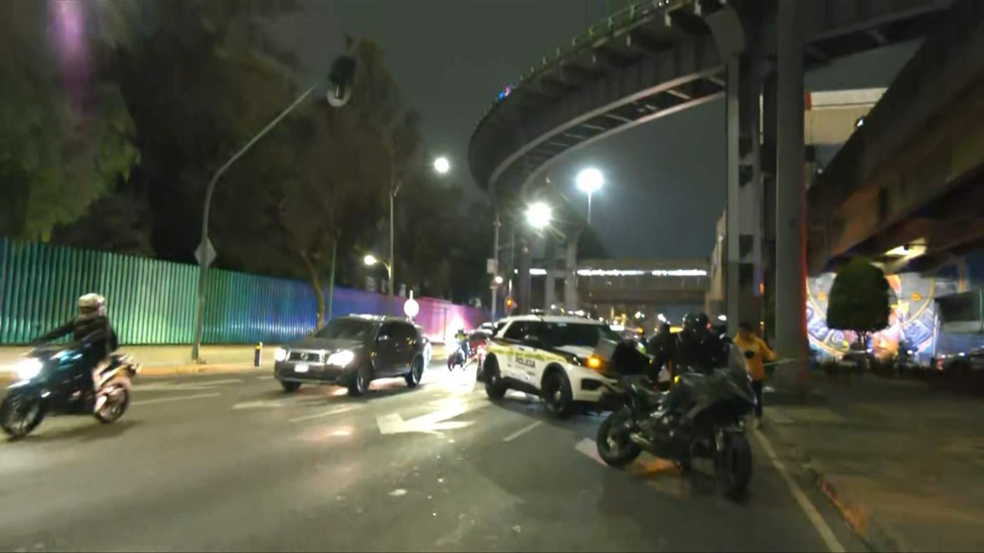 Muere Motociclista Tras Ser Impactado y Caer 30 Metros de Puente que Conecta con T2 del AICM.