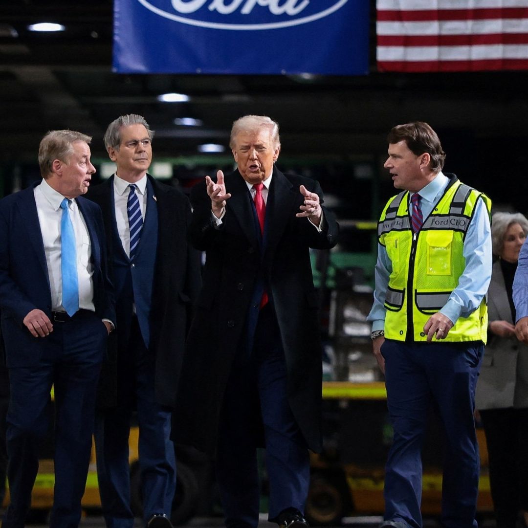 Donald Trump Hace Gesto Obsceno a Trabajador que lo Acusó de Proteger a Pedófilos.