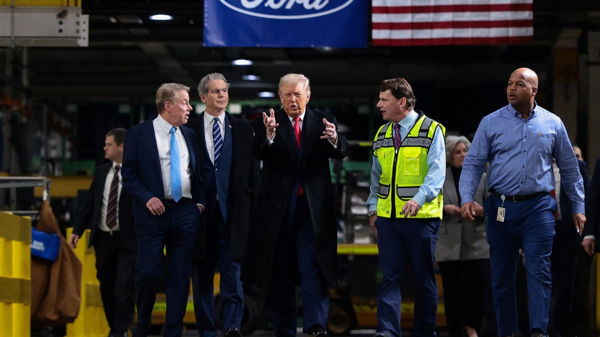 Donald Trump Hace Gesto Obsceno a Trabajador que lo Acusó de Proteger a Pedófilos.