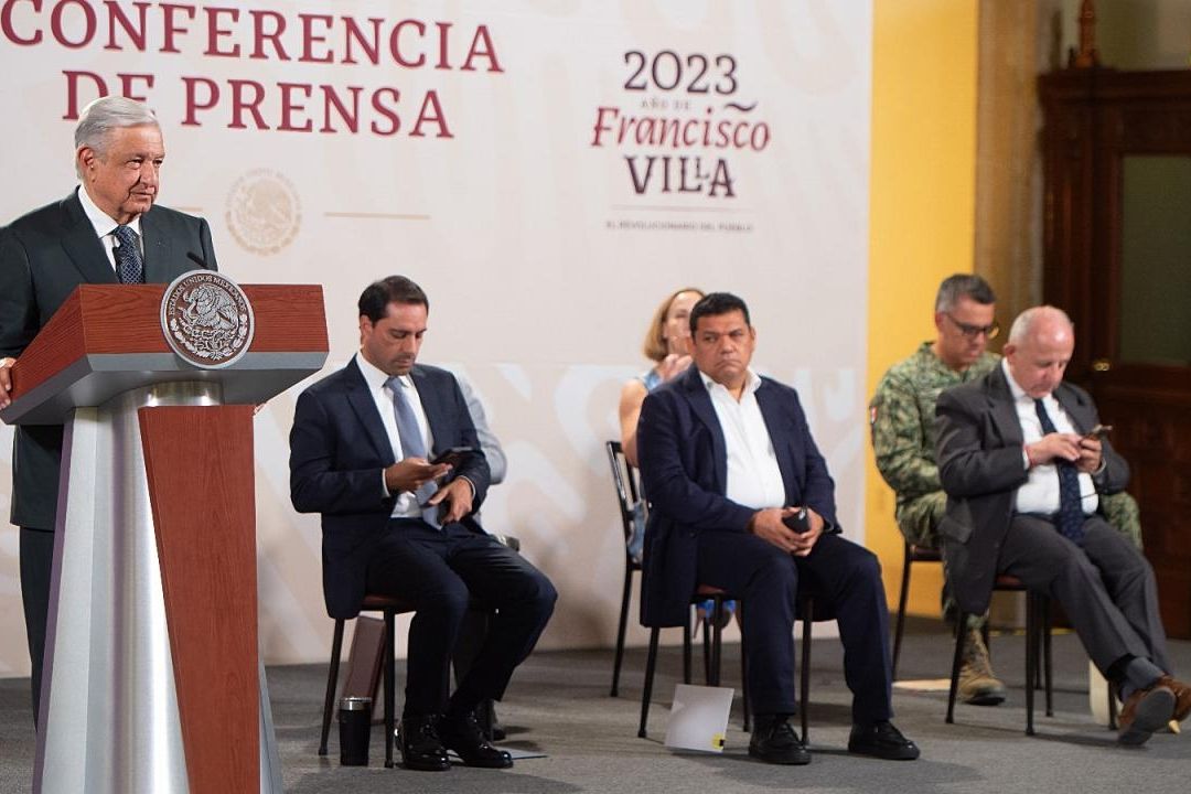 El presidente Andrés Manuel López Obrador presenta su mañanera desde Palacio Nacional