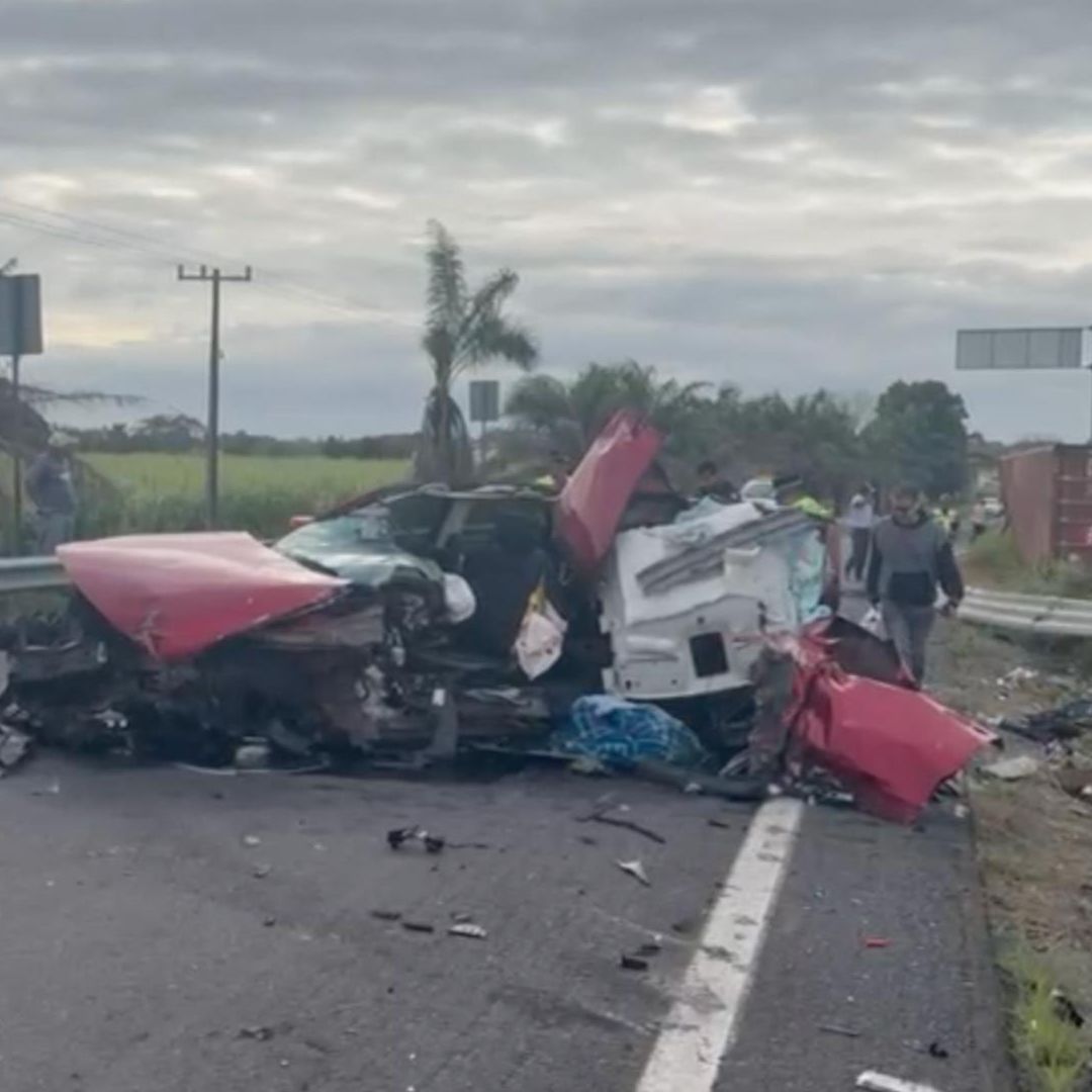 Caja de Tráiler Cae Sobre Camioneta y Lesionan a Mujer y su Hija en Libramiento Cardel Veracruz Xalapa