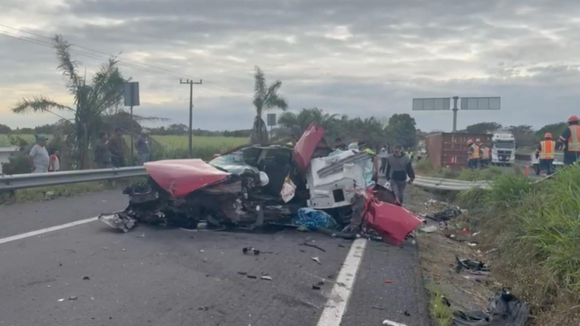 Caja de Tráiler Cae Sobre Camioneta y Lesionan a Mujer y su Hija en Libramiento Cardel Veracruz Xalapa
