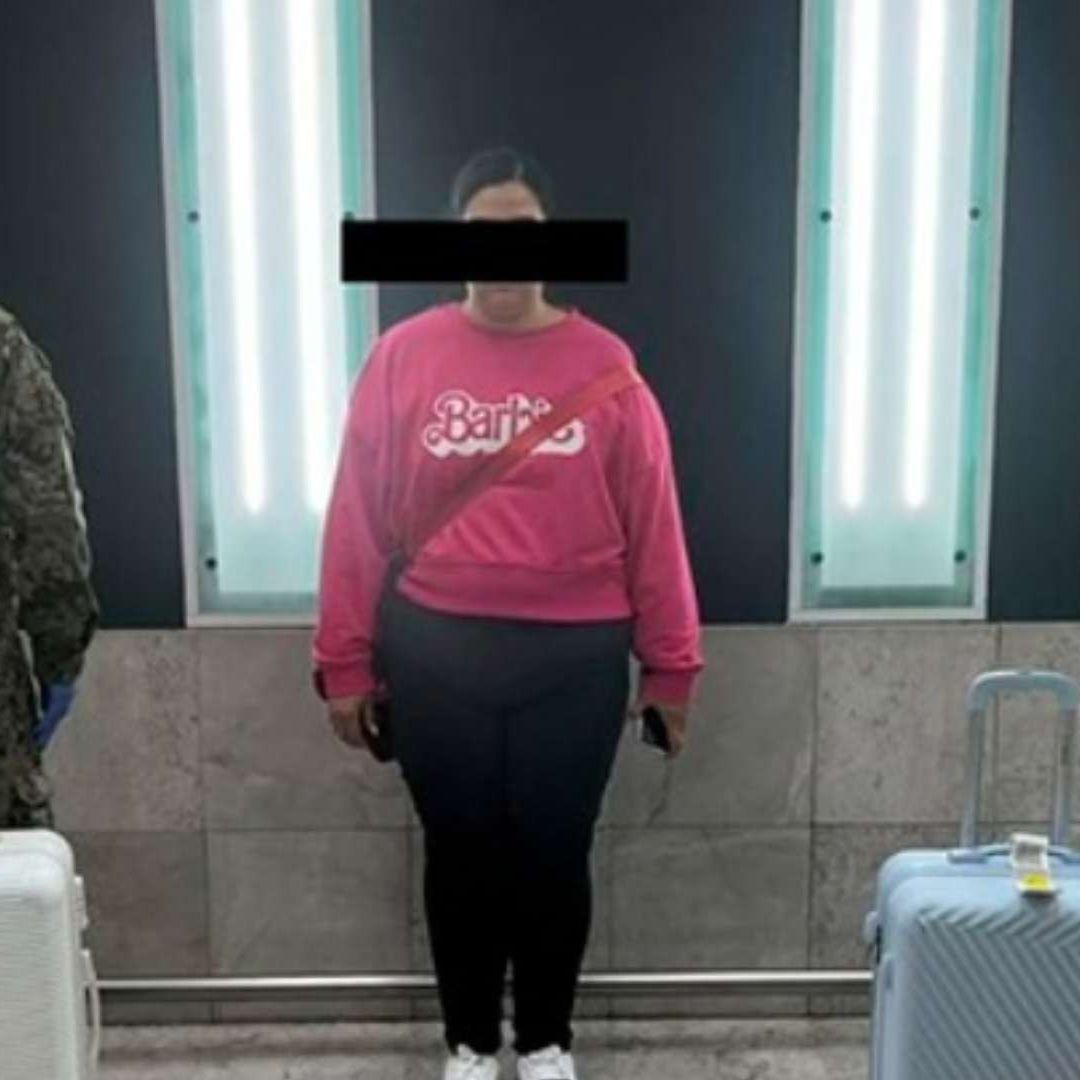Mujer con sudadera de ‘Barbie’, en el AICM