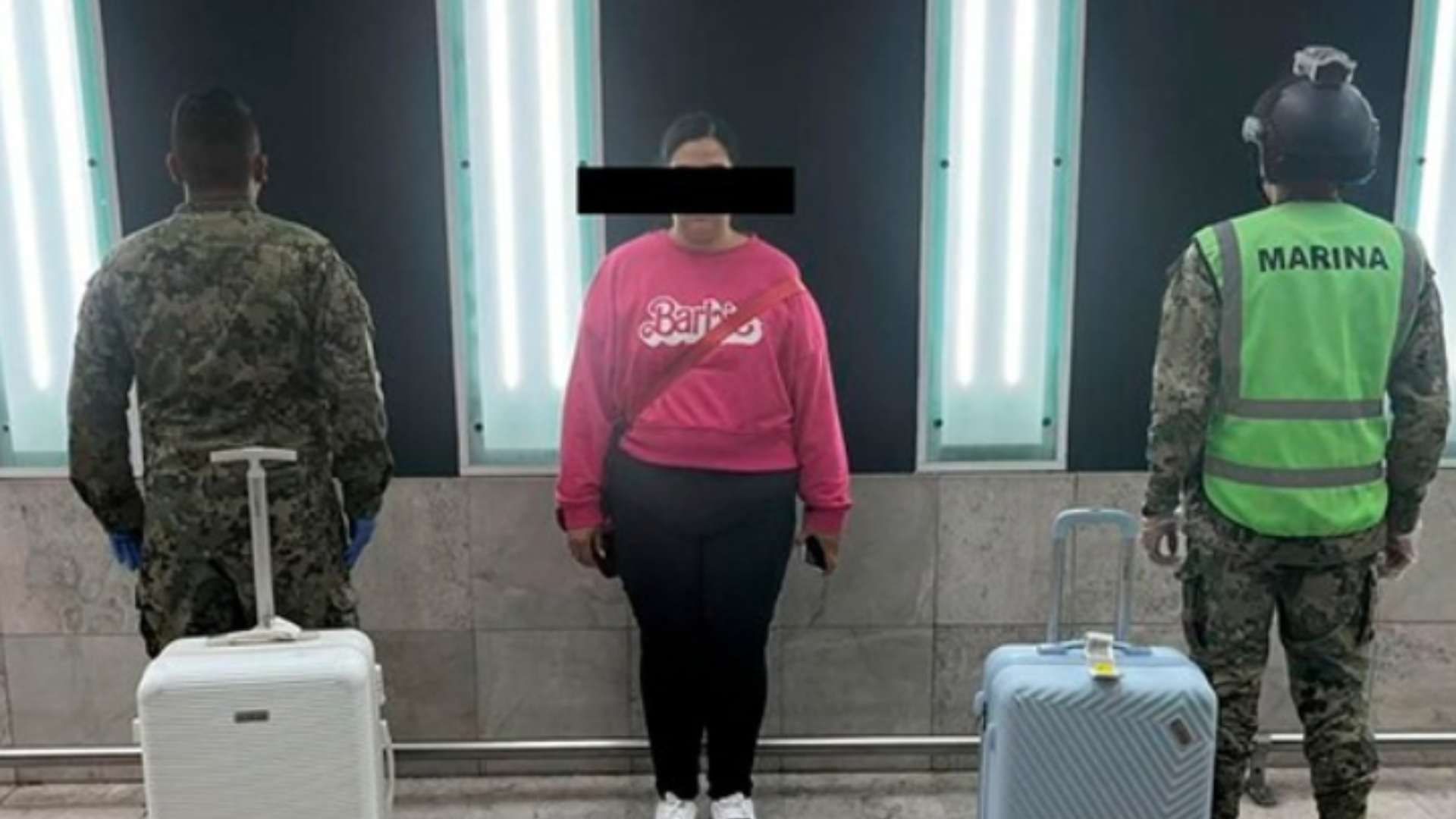 Mujer con sudadera de ‘Barbie’, en el AICM