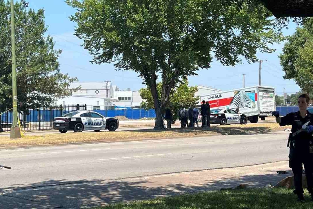 Policías atienden tiroteo en Dallas, Texas