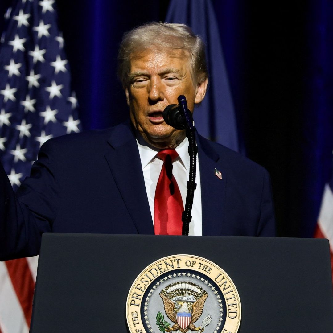 Trump durante su discurso en el Detroit Economic Club