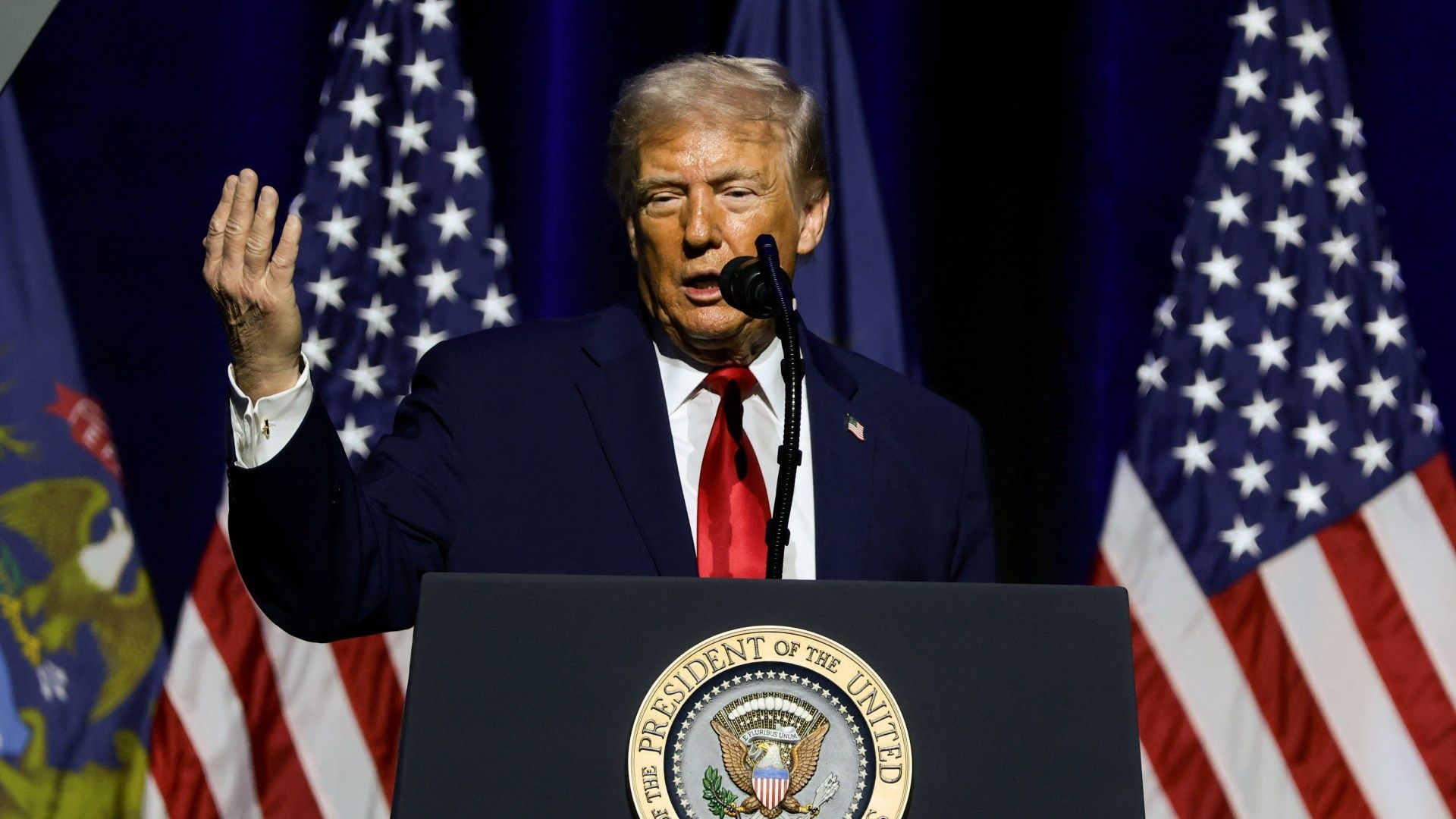 Trump durante su discurso en el Detroit Economic Club