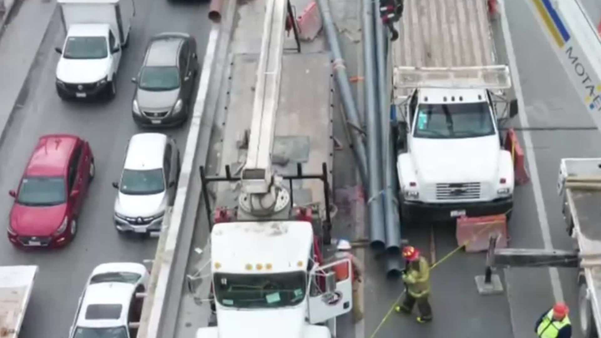 Tubos tirados tras accidente en Línea 6 del metro