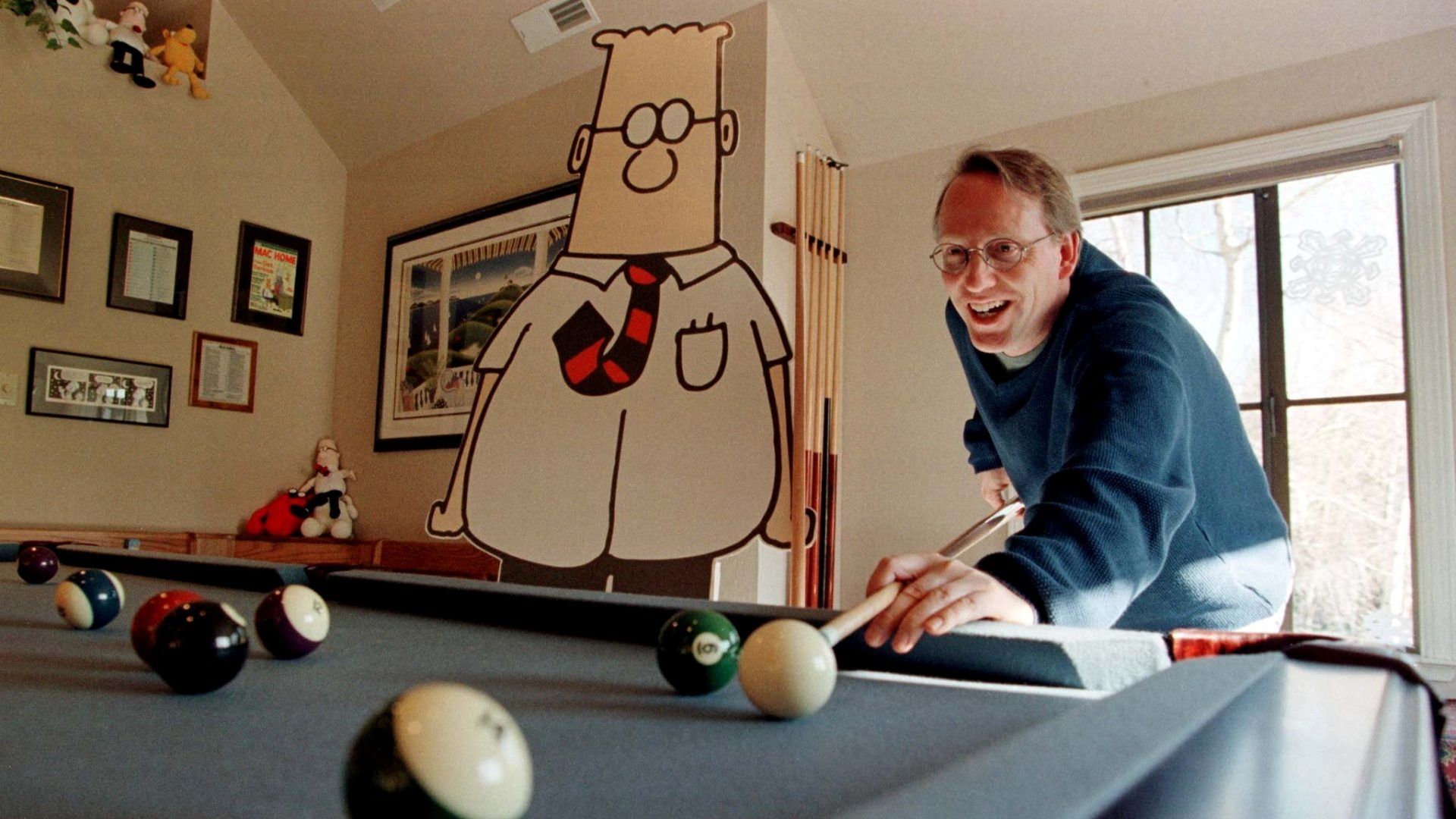 Scott Adams jugando billar