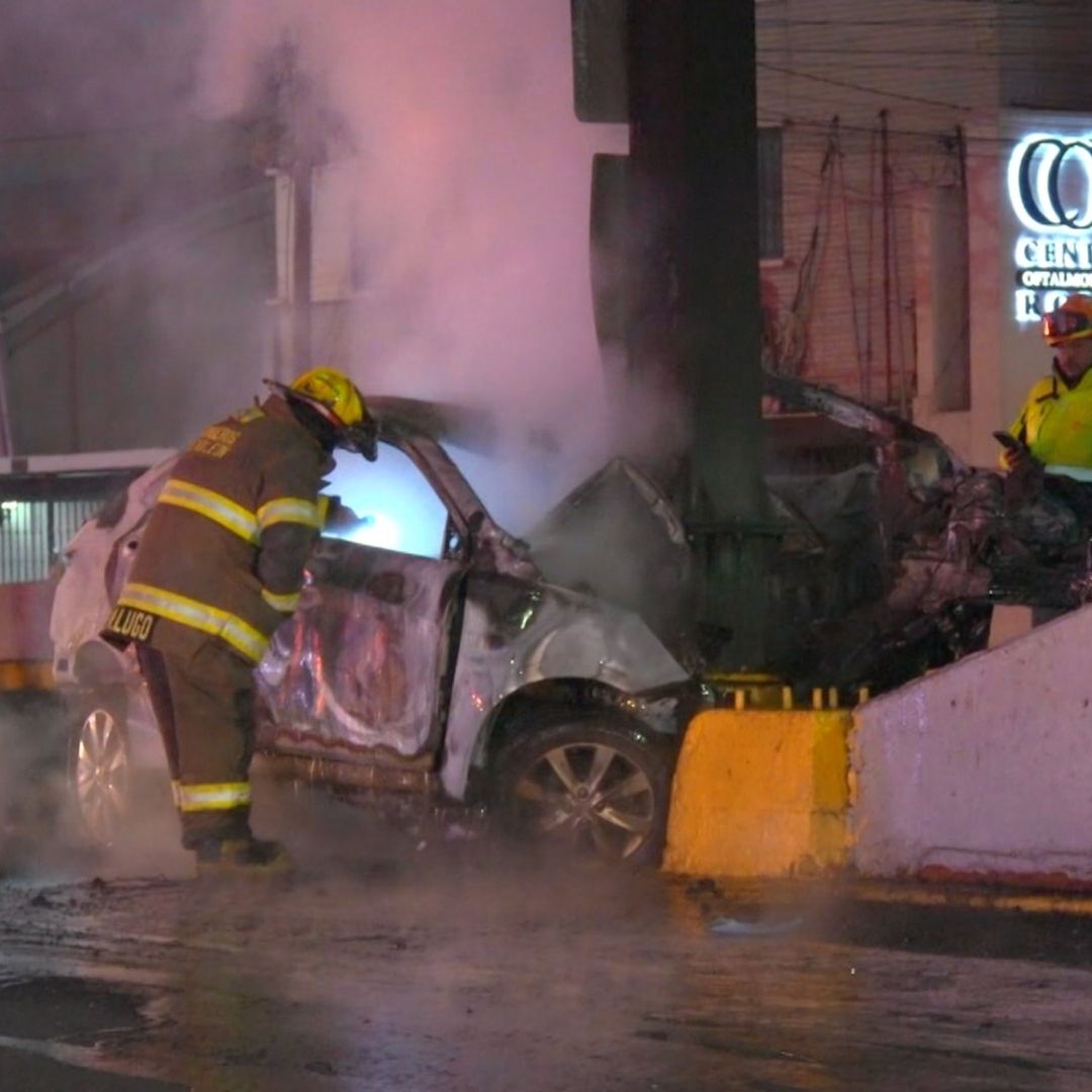 Auto calcinado tras incendio y choque en avenida Eugenio Garza Sada