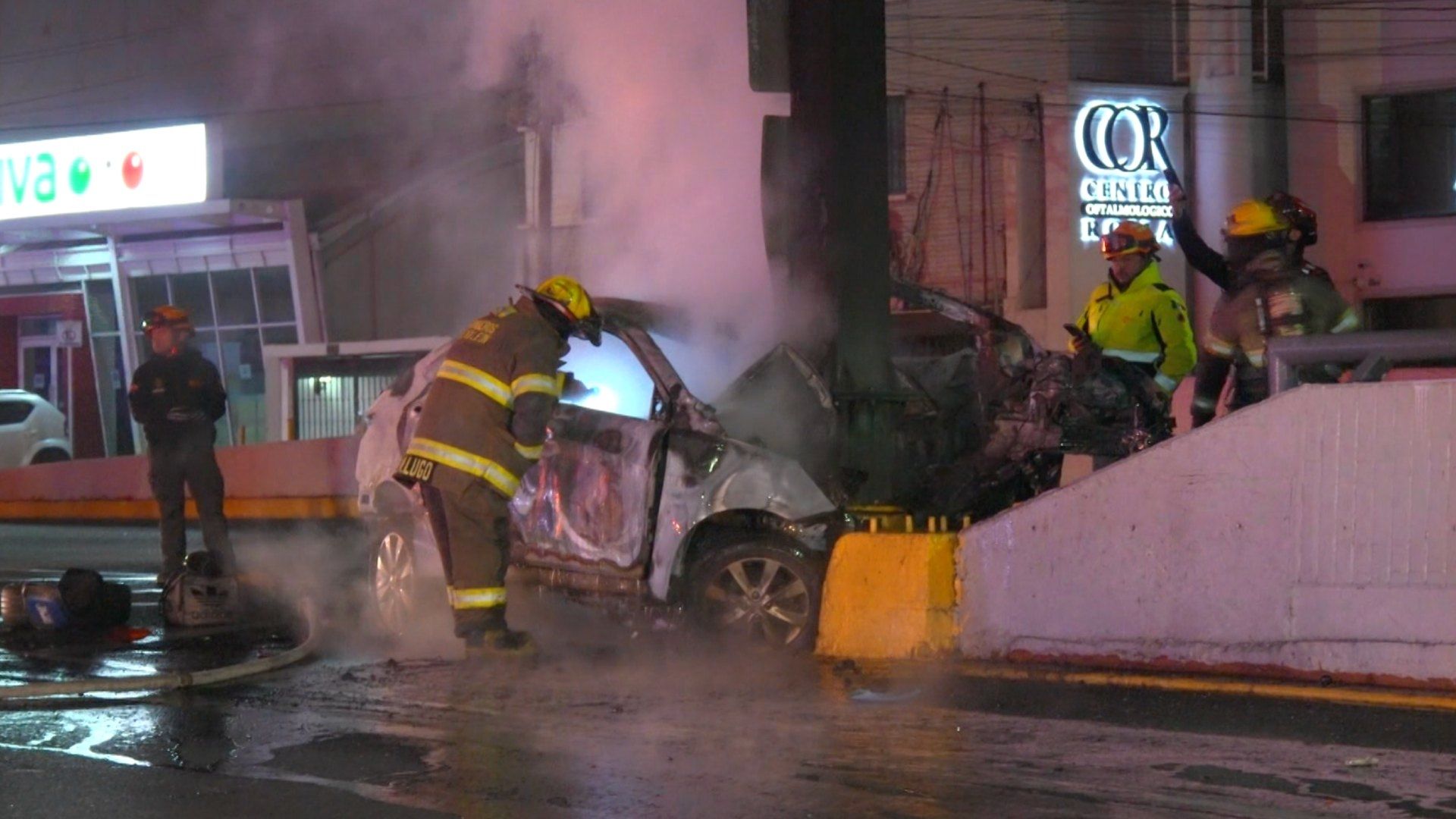 Auto calcinado tras incendio y choque en avenida Eugenio Garza Sada