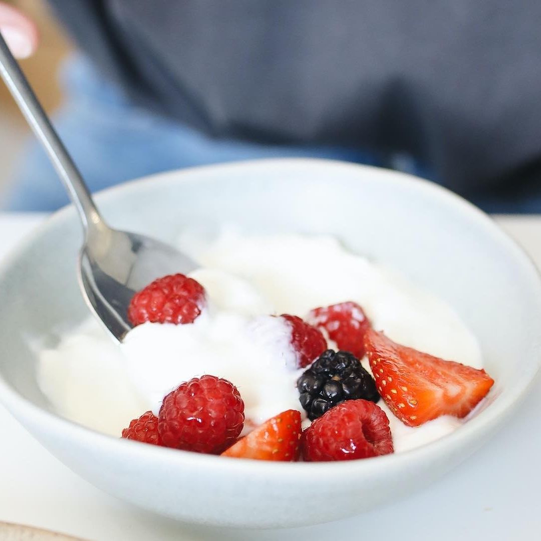 El kéfir contiene un mayor tipo de microorganismos que el yogurt