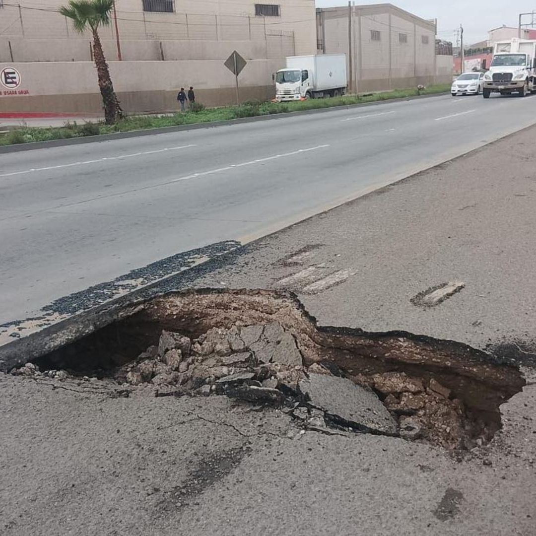 Cierran Carriles de Vía Rápida Poniente por Reparación de Socavón en Tijuana