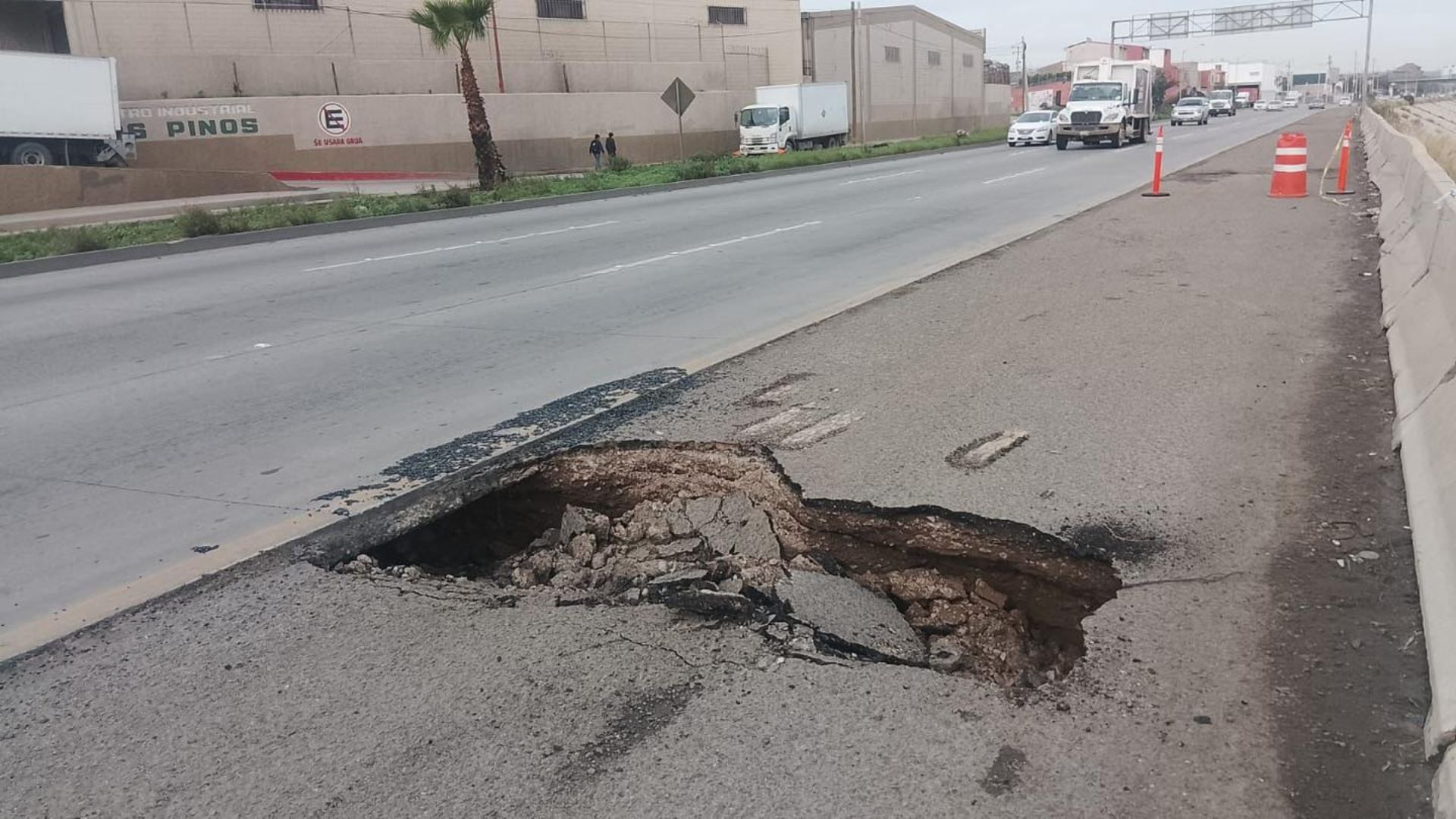 Cierran Carriles de Vía Rápida Poniente por Reparación de Socavón en Tijuana
