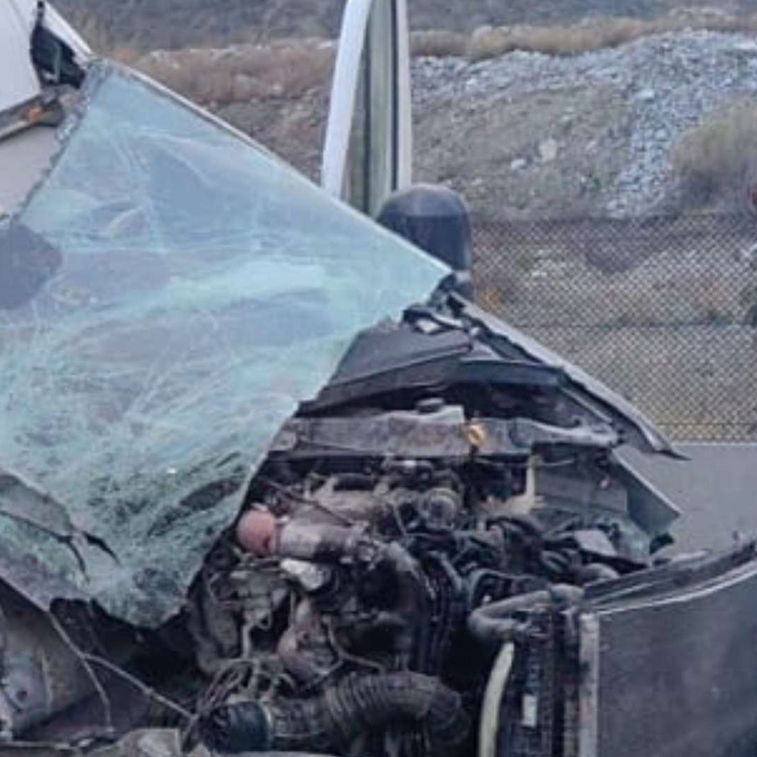 Camioneta chocada con tráiler