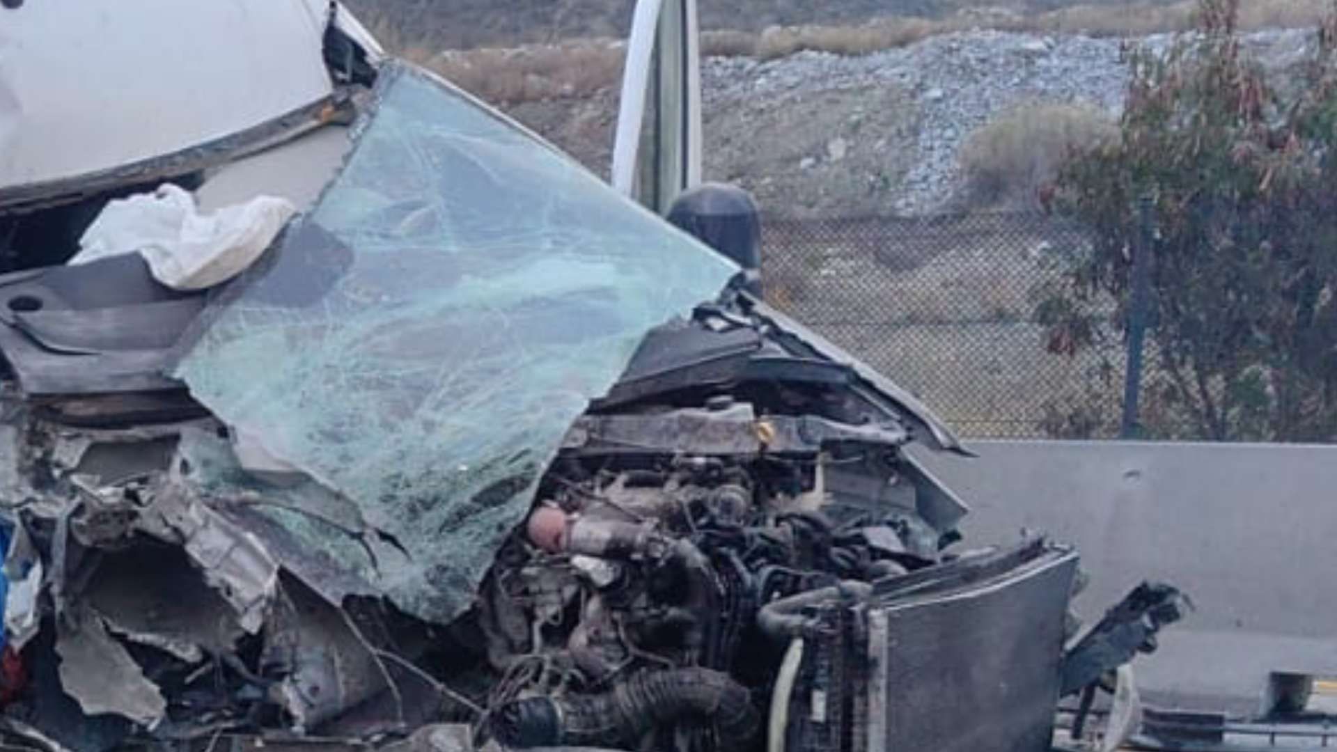 Camioneta chocada con tráiler