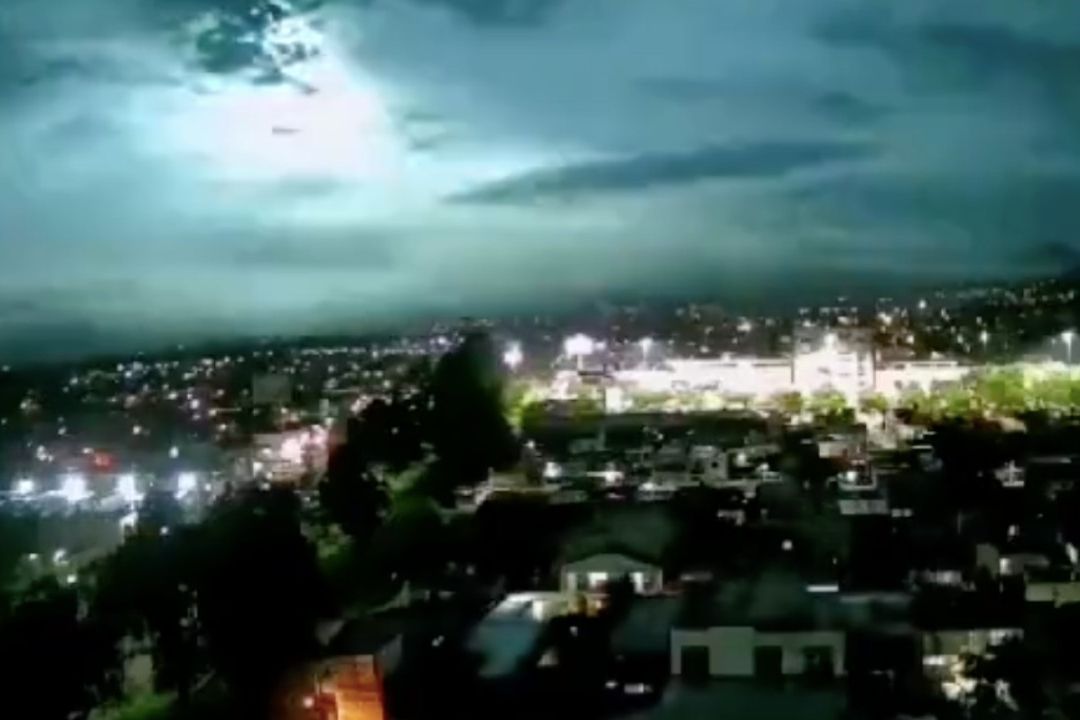 Michoacán y Colima Captan Caída de Extraño Objeto ¿Qué Fue?