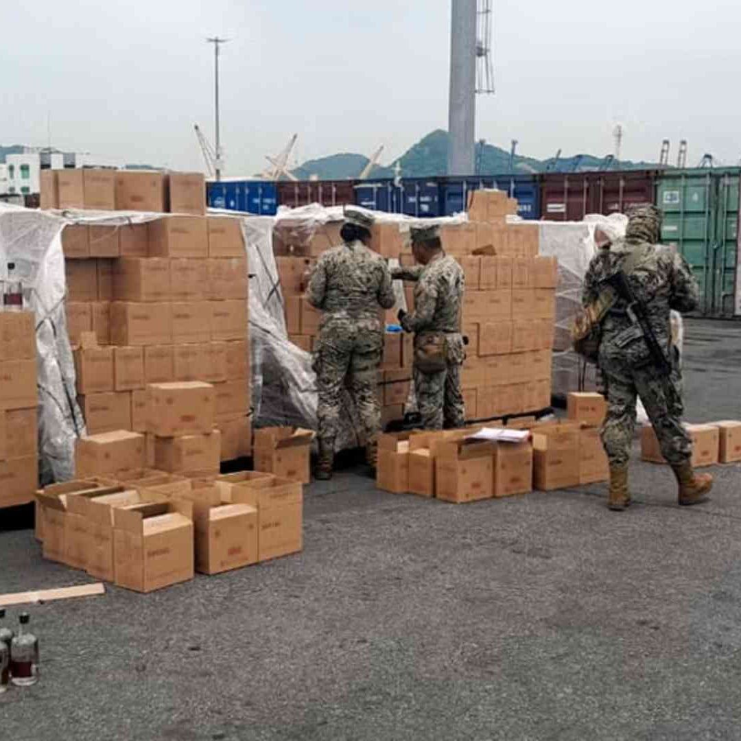 Marina asegura metanfetamina líquida en botellas de mezcal
