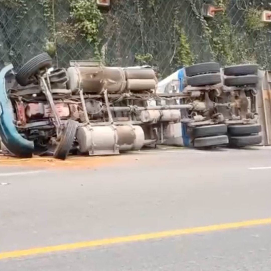 Camión de Carga Vuelca en Autopista 150D Orizaba Puebla Veracruz Transportaba Rollos de Papel